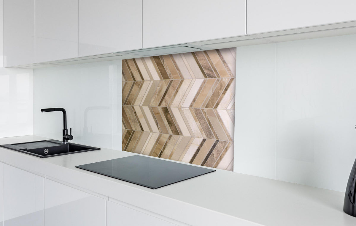 Spritzschutz - Moderne Weiß-Graue Wandfliesen Struktur hinter einem Cerankochfeld zwischen Holz-Kochutensilien
