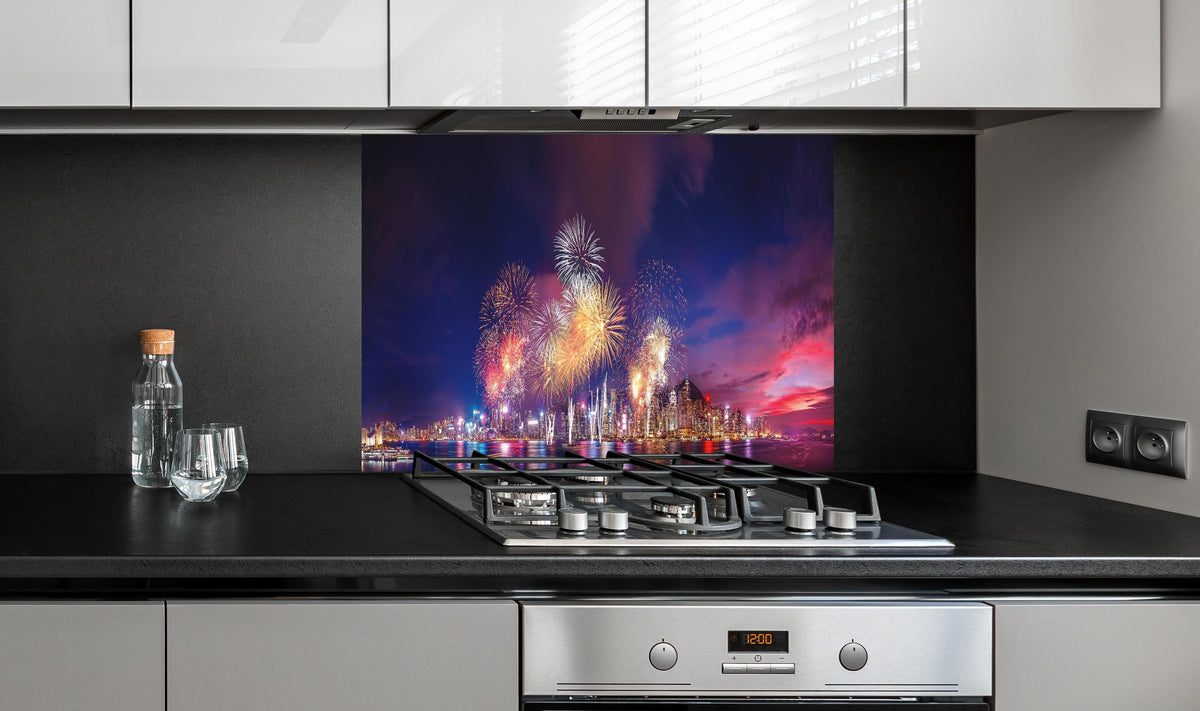 Spritzschutz - Panorama von Hongkong - Feuerwerk hinter einem Cerankochfeld zwischen Holz-Kochutensilien
