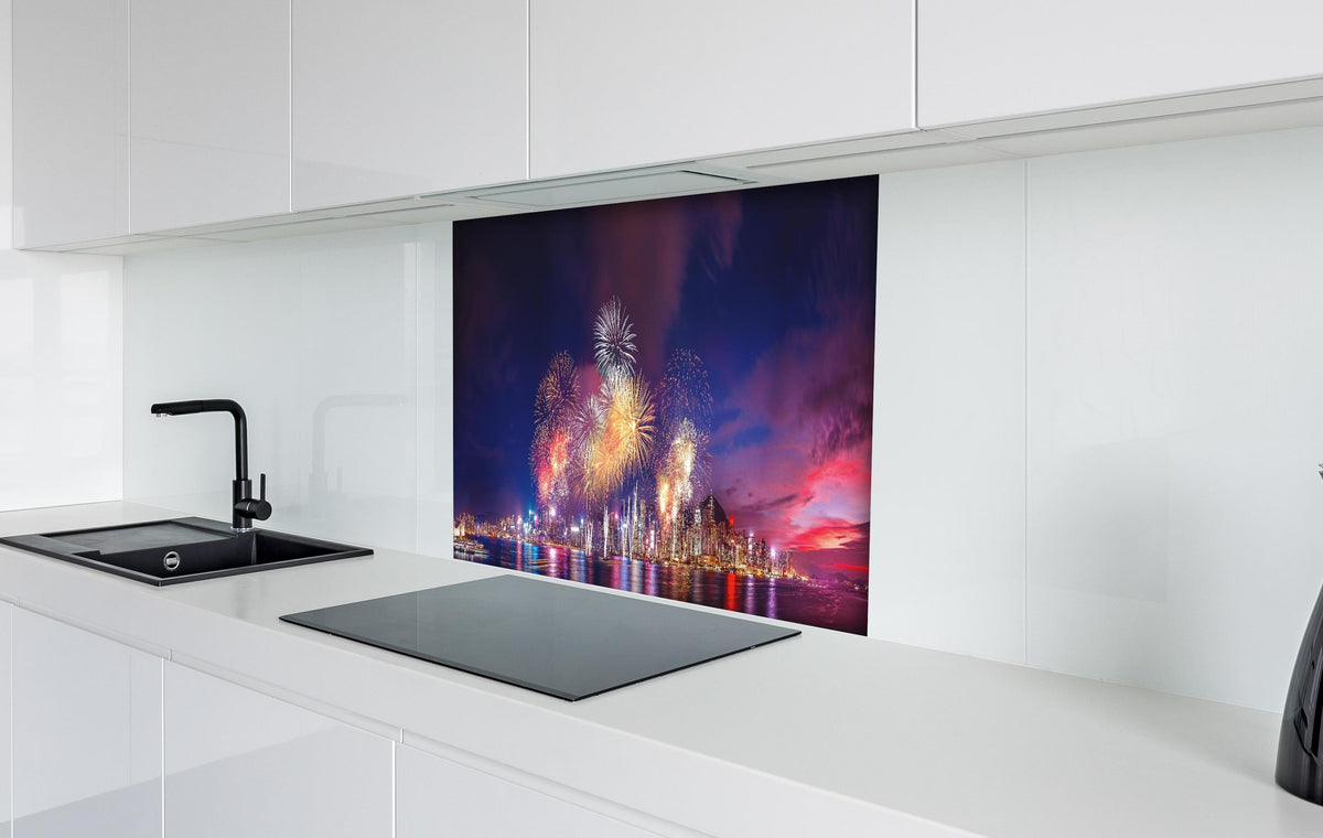 Spritzschutz - Panorama von Hongkong - Feuerwerk hinter einem Cerankochfeld zwischen Holz-Kochutensilien
