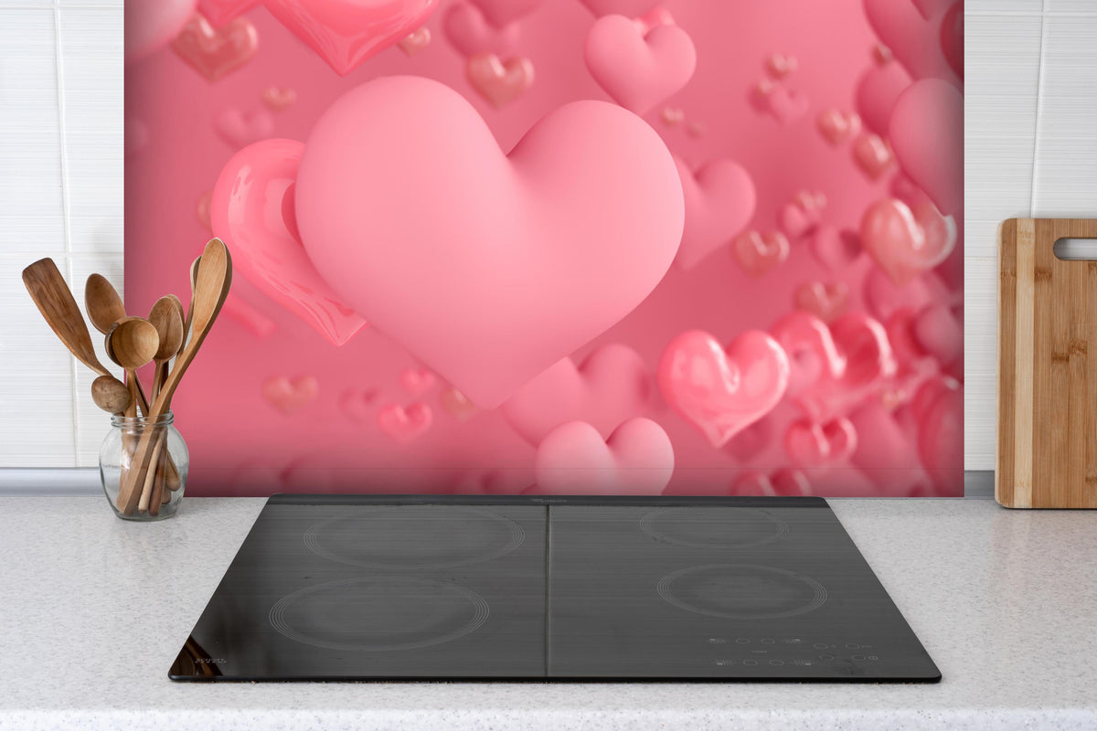 Spritzschutz - Pastellrosa Herzen - Valentinstag  hinter einem Cerankochfeld zwischen Holz-Kochutensilien
