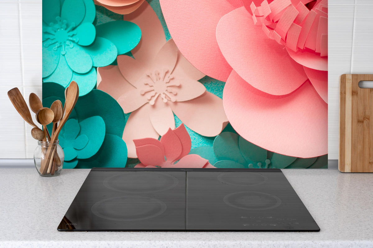 Spritzschutz -  bunte Papier Blumen Komposition hinter einem Cerankochfeld zwischen Holz-Kochutensilien
