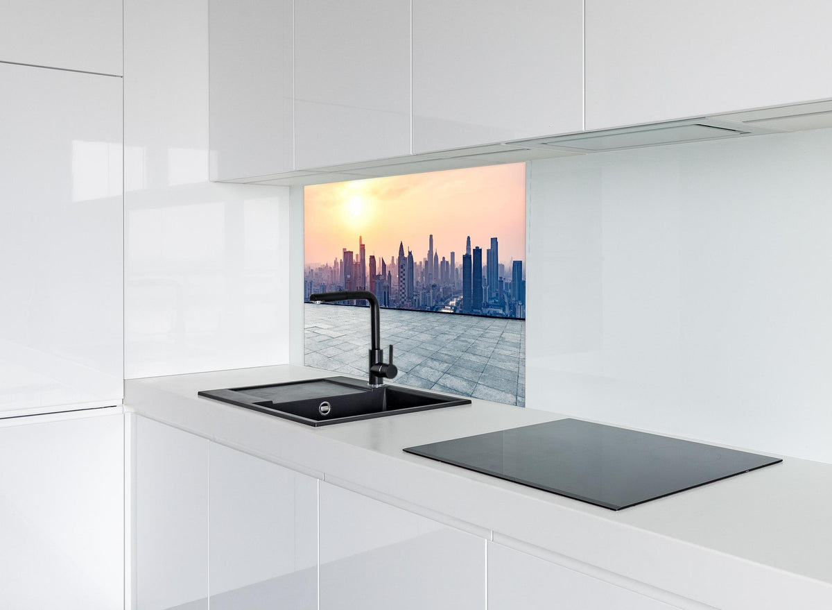 Spritzschutz - Aussicht auf die Skyline von Tianjin hinter modernem schwarz-matten Spülbecken in weißer Hochglanz-Küche