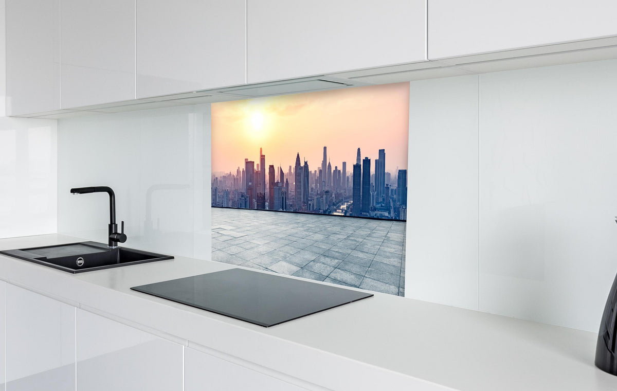 Spritzschutz - Aussicht auf die Skyline von Tianjin  in weißer Hochglanz-Küche hinter einem Cerankochfeld