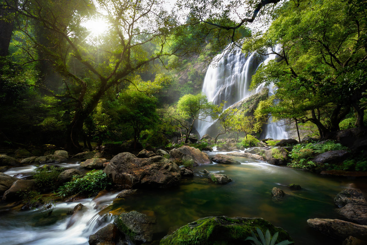 Spritzschutz-Bergbach und Wasserfall in Thailand