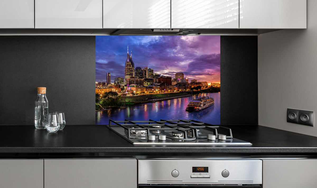 Spritzschutz - Bunte Skyline von Nashville an edler Anthrazit-Wand hinter silbernem Gasherd
