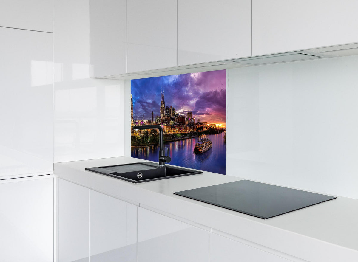 Spritzschutz - Bunte Skyline von Nashville hinter modernem schwarz-matten Spülbecken in weißer Hochglanz-Küche