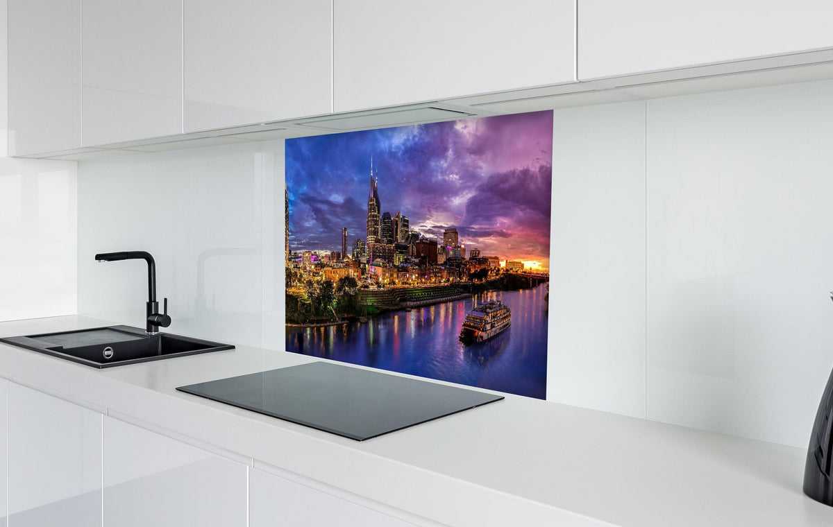 Spritzschutz - Bunte Skyline von Nashville  in weißer Hochglanz-Küche hinter einem Cerankochfeld