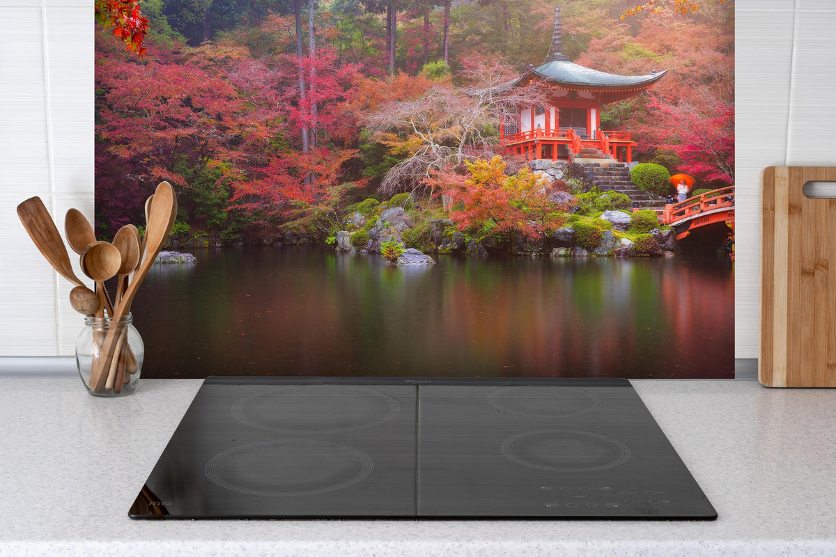 Spritzschutz - Daigo-ji-Tempel im Herbst hinter einem Cerankochfeld zwischen Holz-Kochutensilien
