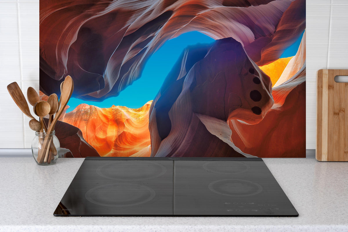 Spritzschutz - Der magische Antelope Canyon hinter einem Cerankochfeld zwischen Holz-Kochutensilien
