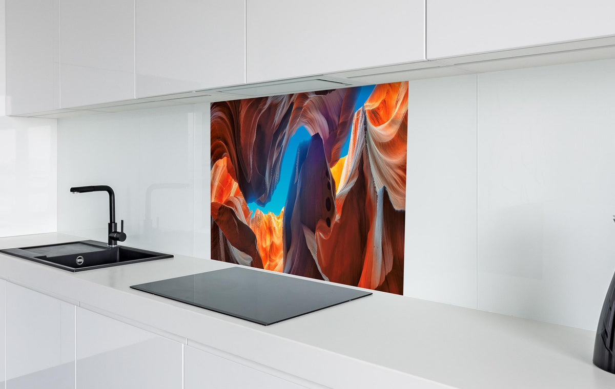 Spritzschutz - Der magische Antelope Canyon  in weißer Hochglanz-Küche hinter einem Cerankochfeld