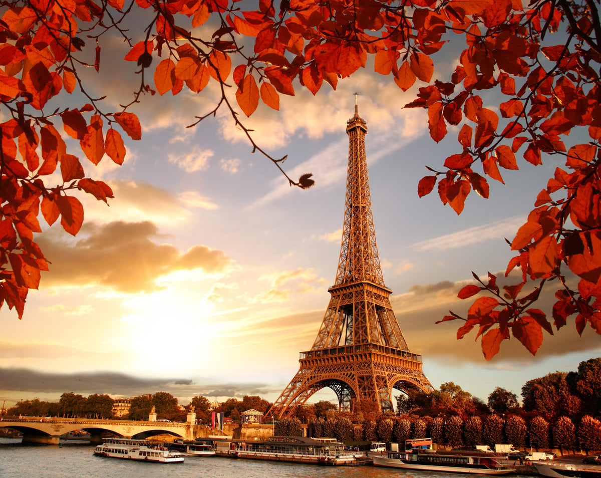 Spritzschutz-Eiffelturm mit Herbstlaub in Paris