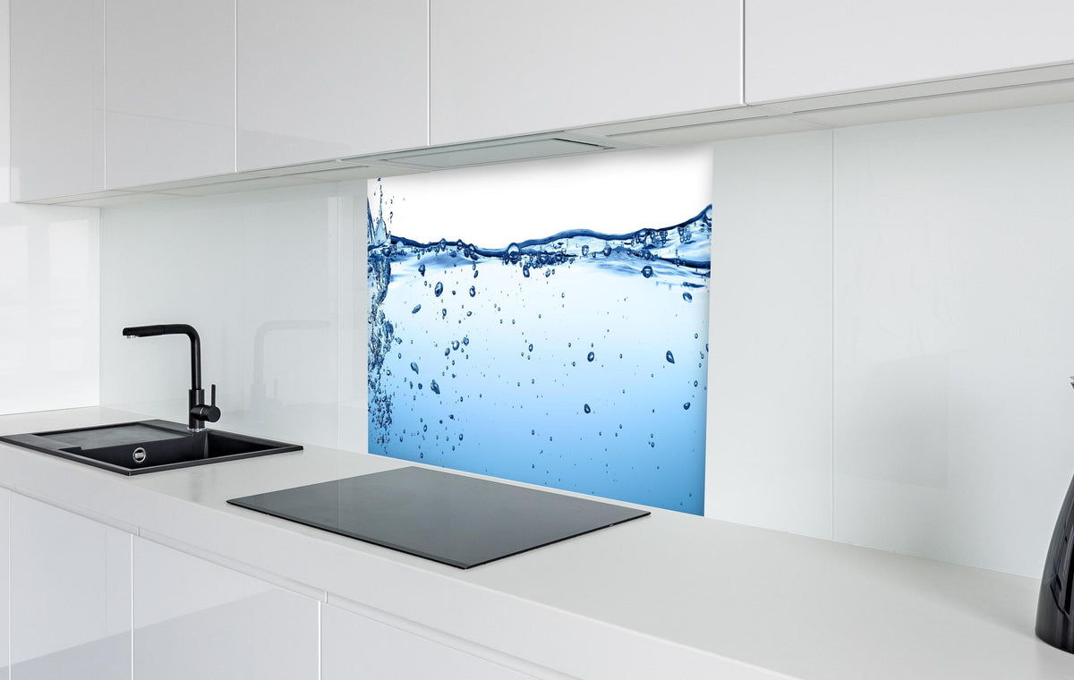 Spritzschutz - Energie des Wassers  in weißer Hochglanz-Küche hinter einem Cerankochfeld