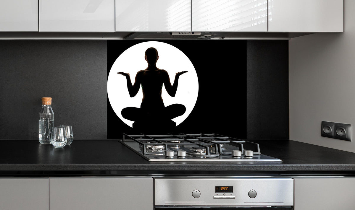 Spritzschutz - Frau Silhouette sitzt in Yoga-Pose an edler Anthrazit-Wand hinter silbernem Gasherd