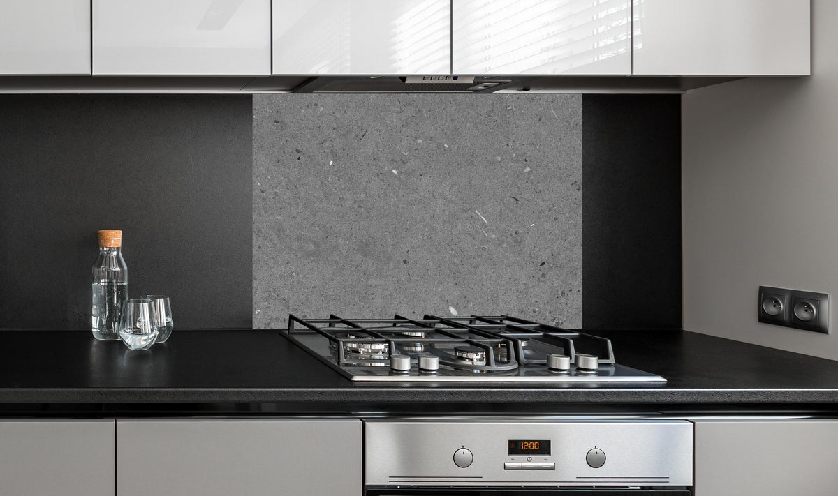 Spritzschutz - Grauer Marmor im Asphaltdesign an edler Anthrazit-Wand hinter silbernem Gasherd