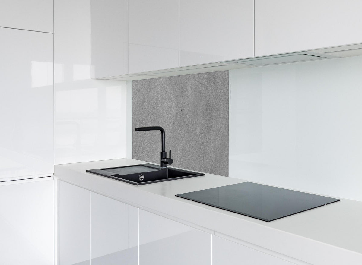 Spritzschutz - Grauer krauser Marmor hinter modernem schwarz-matten Spülbecken in weißer Hochglanz-Küche