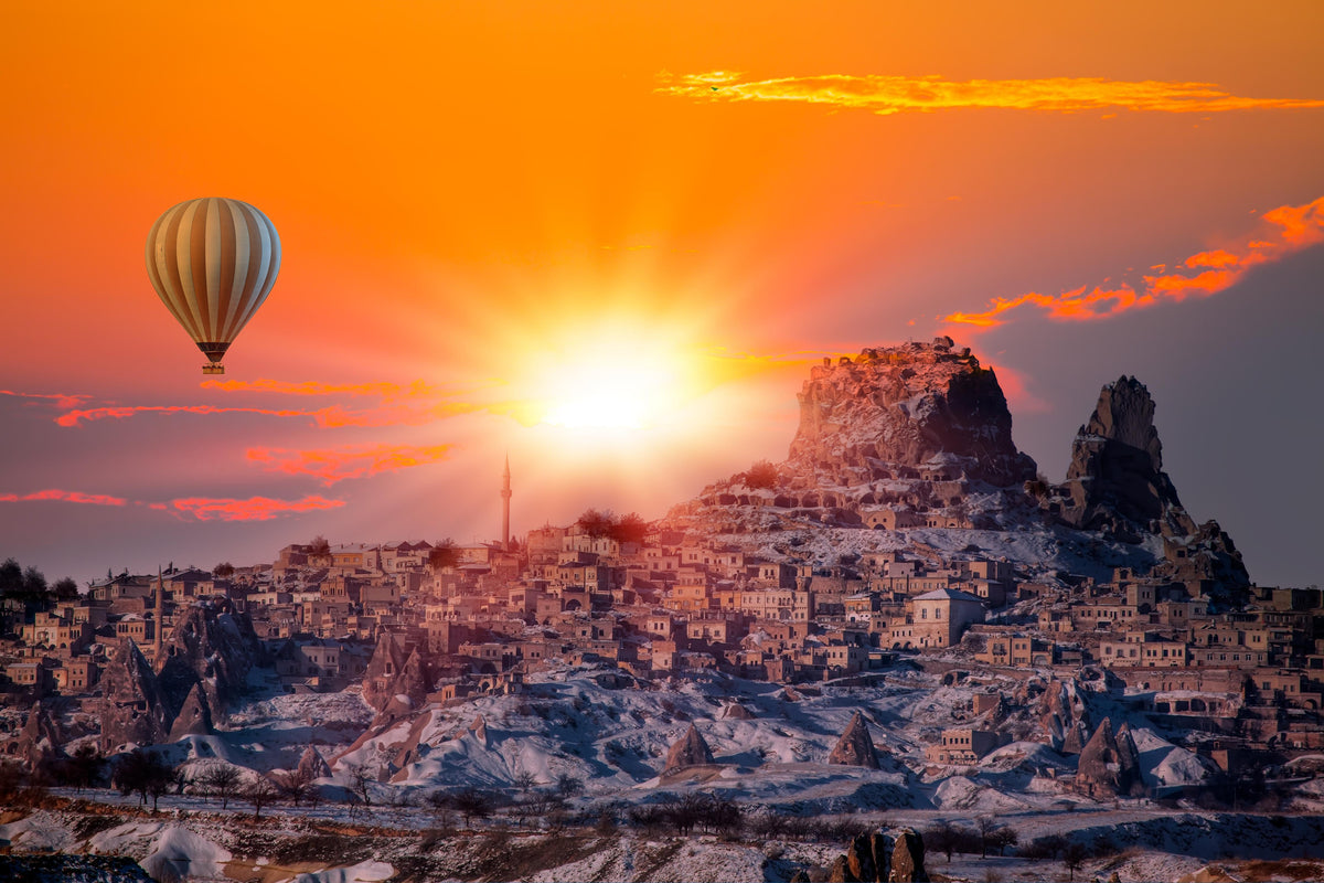Spritzschutz-Heißluftballon bei Abendstunden in Kappadokien 
