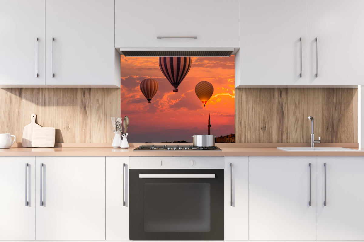 Spritzschutz - Heißluftballons über Kappadokien - Sonnenuntergang hinter stilvollem Gasherd unter Dunstabzugshaube