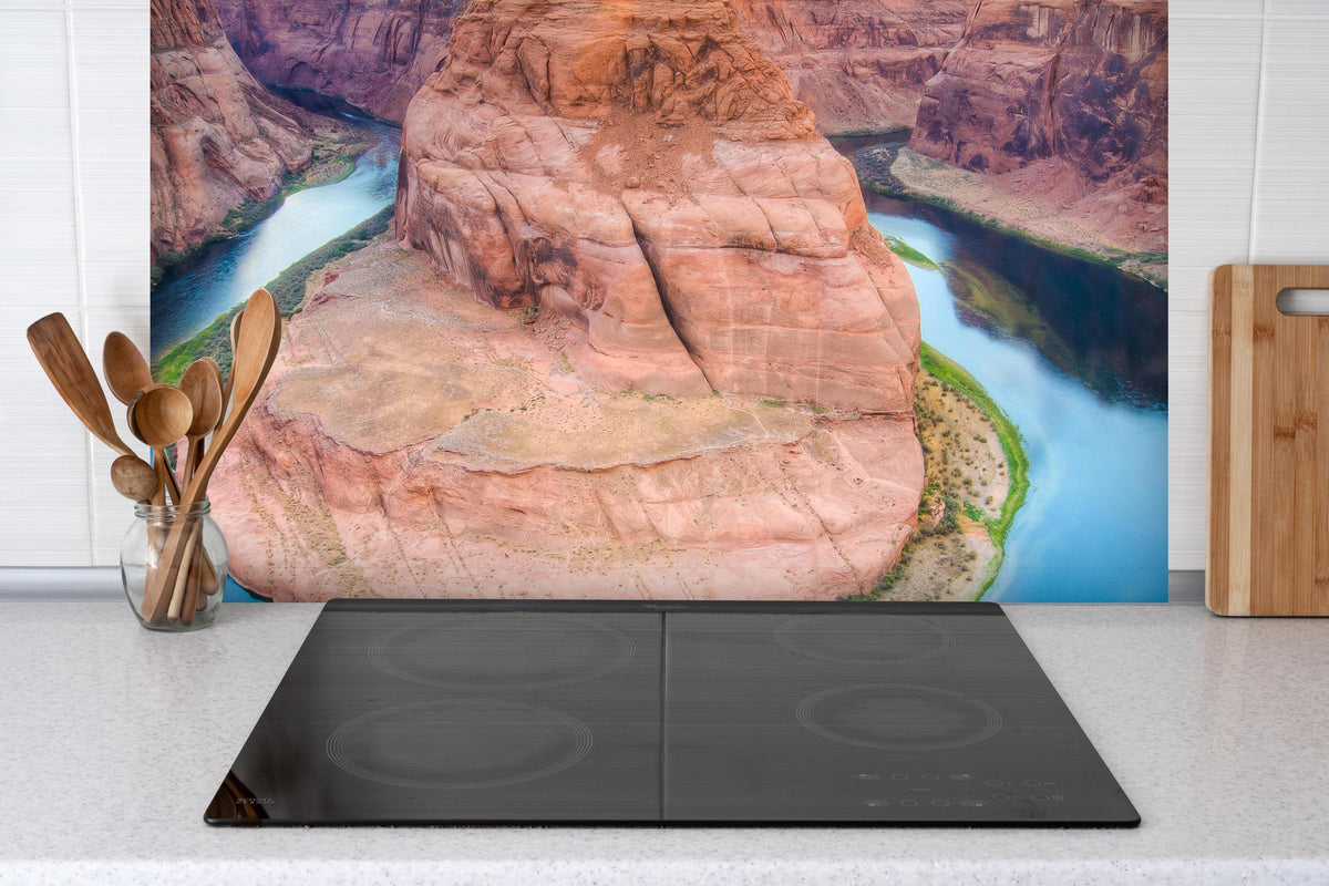Spritzschutz - Horseshoe Bend - Arizona hinter einem Cerankochfeld zwischen Holz-Kochutensilien
