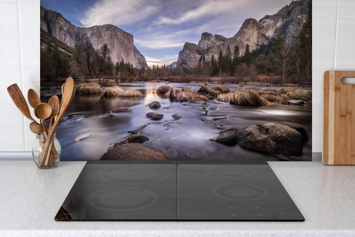 Spritzschutz - Landschaft des Yosemite Valley Kalifornien hinter einem Cerankochfeld zwischen Holz-Kochutensilien
