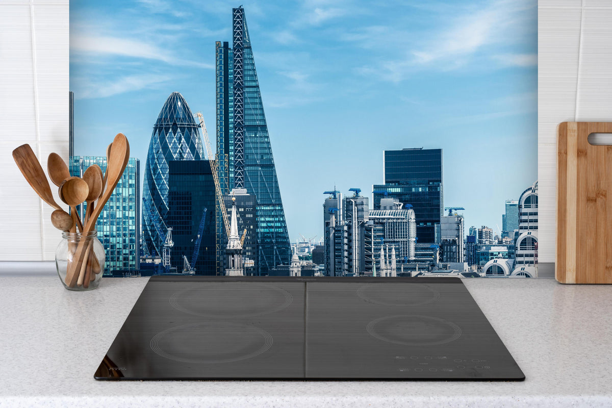Spritzschutz - London City Skyline  hinter einem Cerankochfeld zwischen Holz-Kochutensilien
