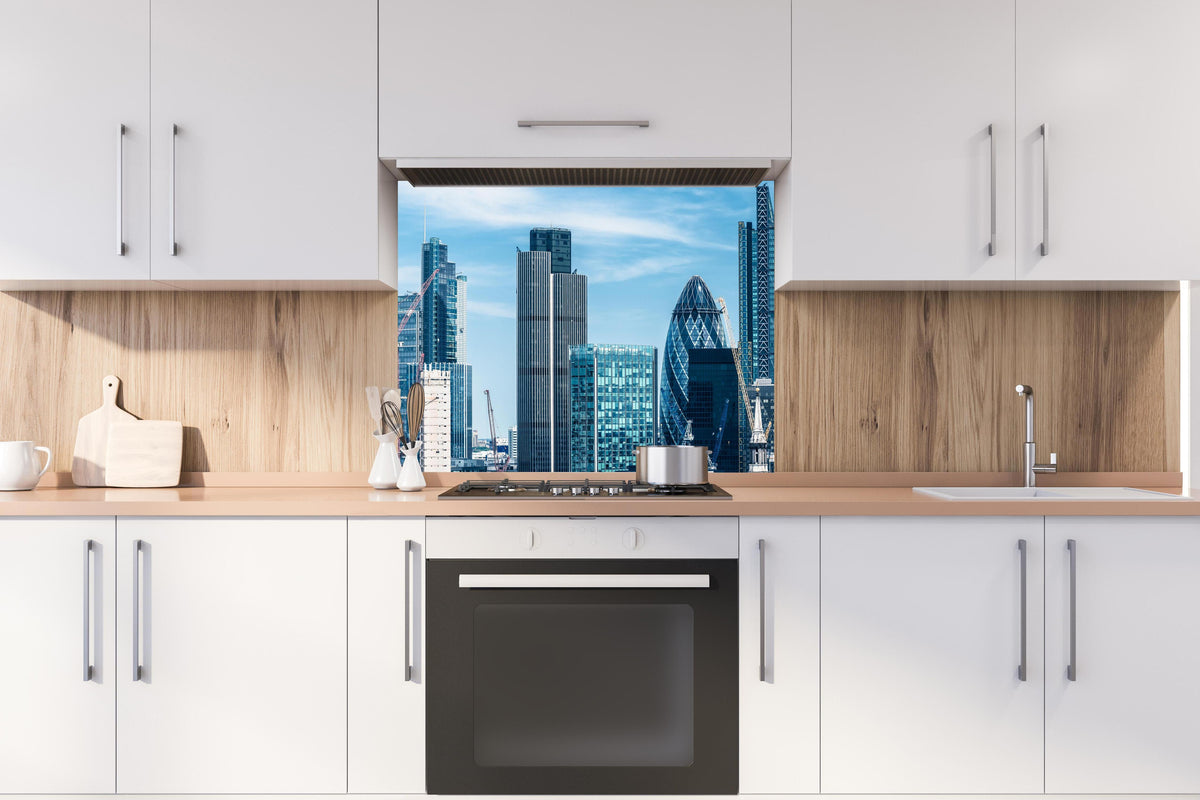 Spritzschutz - London City Skyline  hinter stilvollem Gasherd unter Dunstabzugshaube