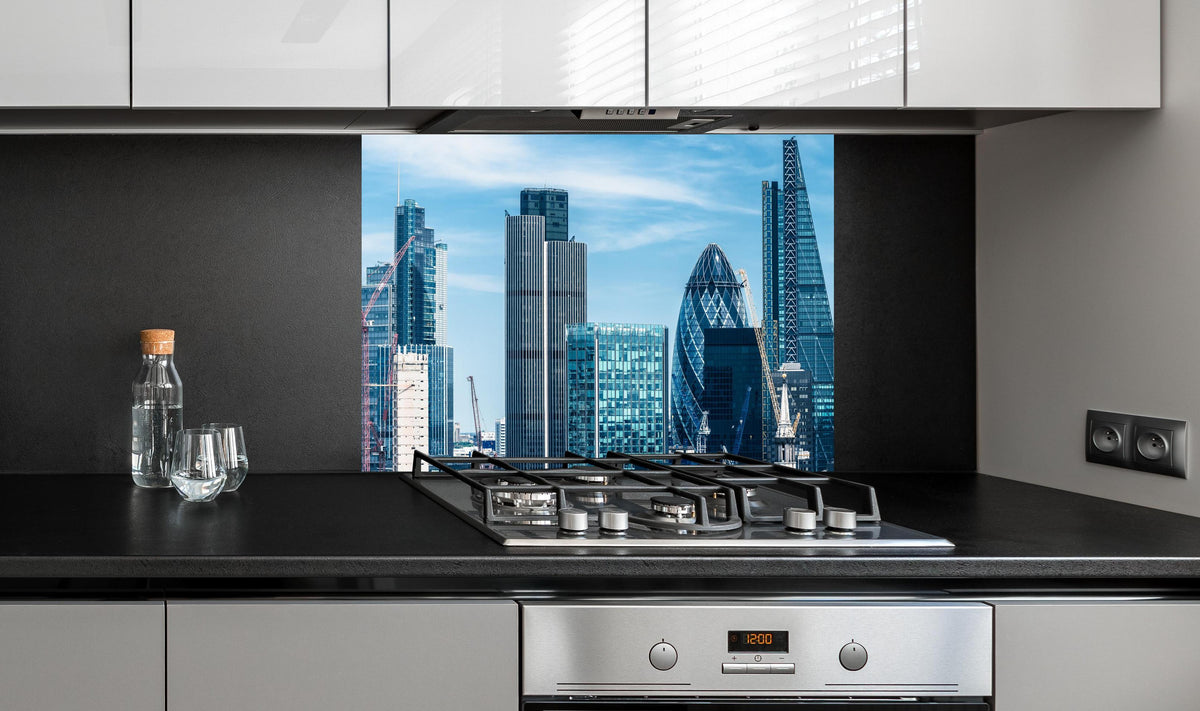 Spritzschutz - London City Skyline  an edler Anthrazit-Wand hinter silbernem Gasherd