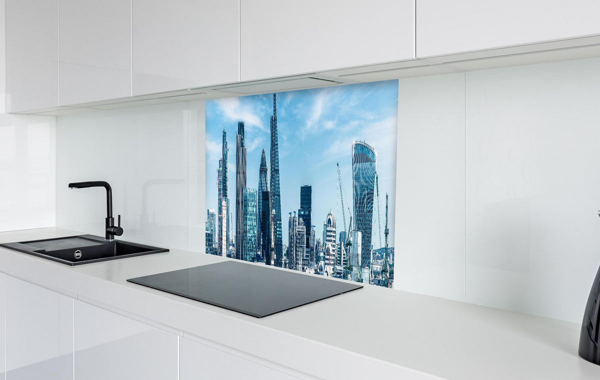 Spritzschutz - London City Skyline   in weißer Hochglanz-Küche hinter einem Cerankochfeld