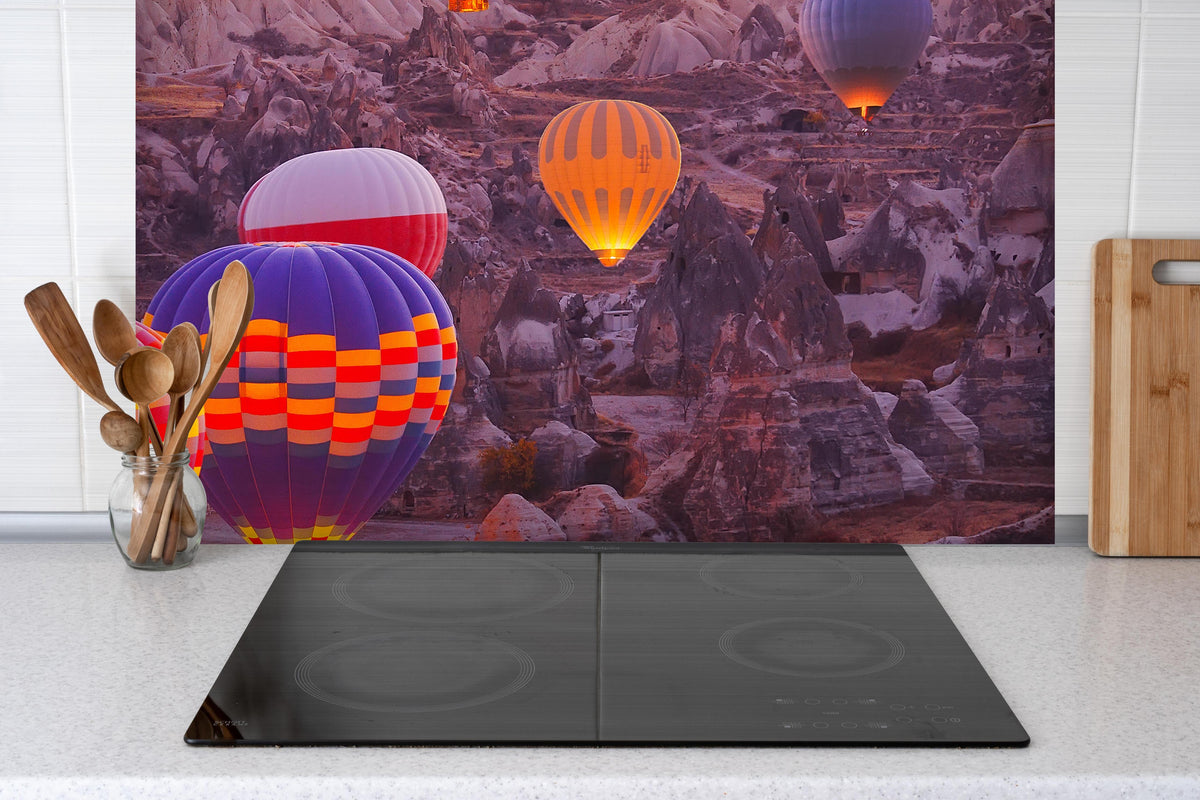 Spritzschutz - Nahaufnahme von Ballons in Kappadokien  hinter einem Cerankochfeld zwischen Holz-Kochutensilien
