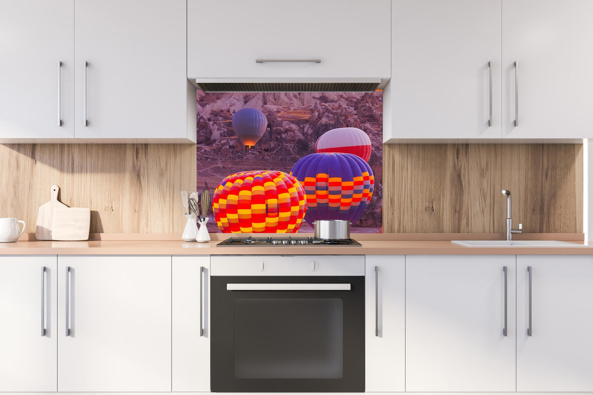 Spritzschutz - Nahaufnahme von Ballons in Kappadokien  hinter stilvollem Gasherd unter Dunstabzugshaube