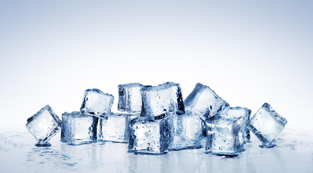 Spritzschutz-Nahaufnahme von quadratische Eiswürfel