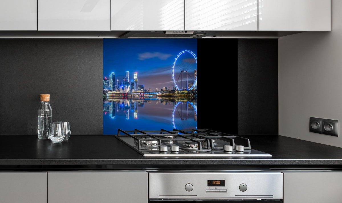 Spritzschutz - Skyline von Singapur und Blick auf den Wolkenkratzer an edler Anthrazit-Wand hinter silbernem Gasherd