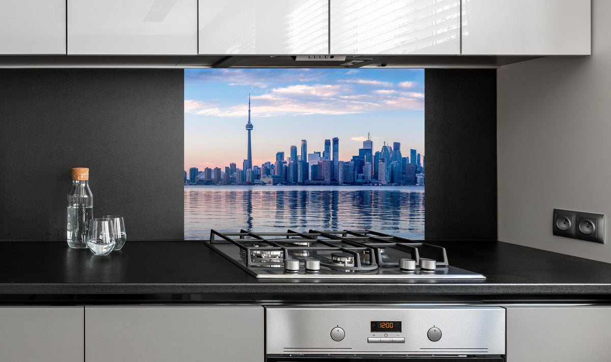 Spritzschutz - Skyline von Toronto an edler Anthrazit-Wand hinter silbernem Gasherd