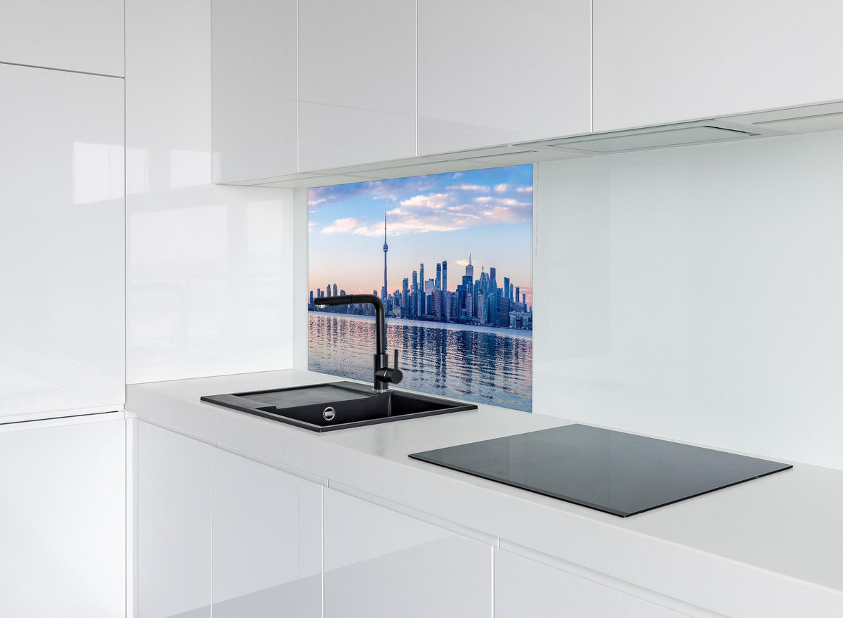 Spritzschutz - Skyline von Toronto hinter modernem schwarz-matten Spülbecken in weißer Hochglanz-Küche