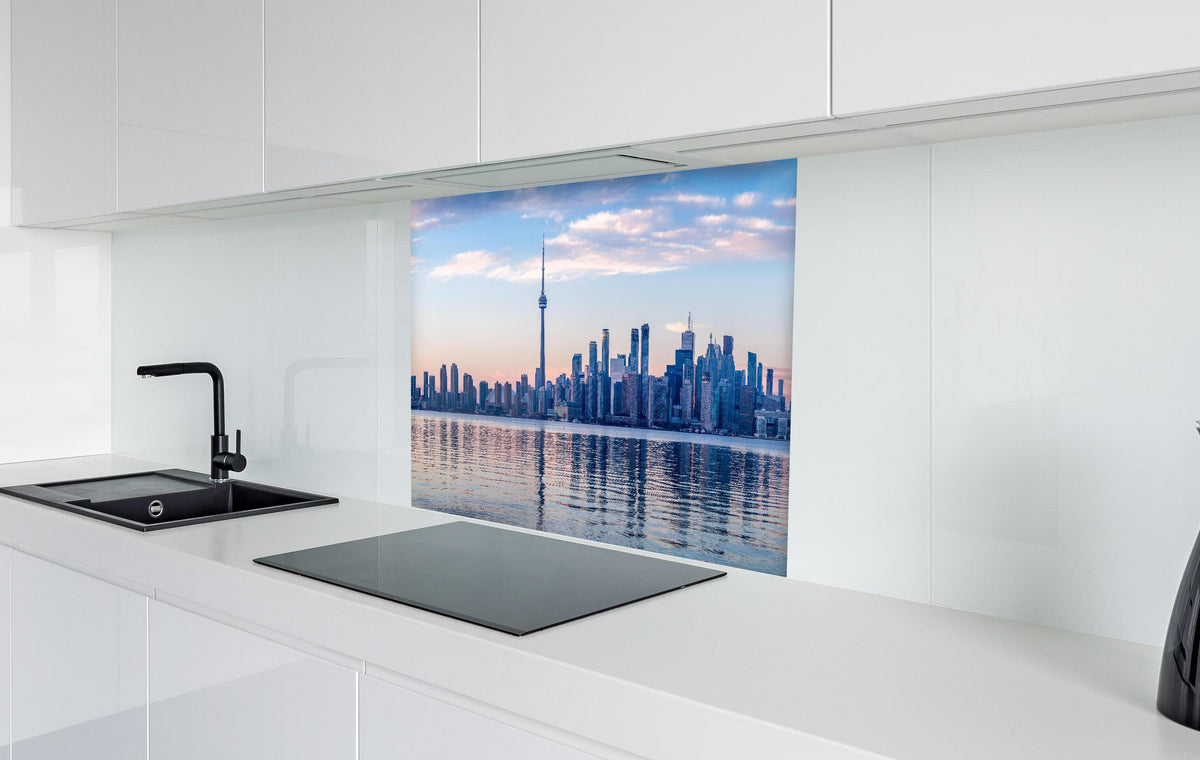 Spritzschutz - Skyline von Toronto  in weißer Hochglanz-Küche hinter einem Cerankochfeld