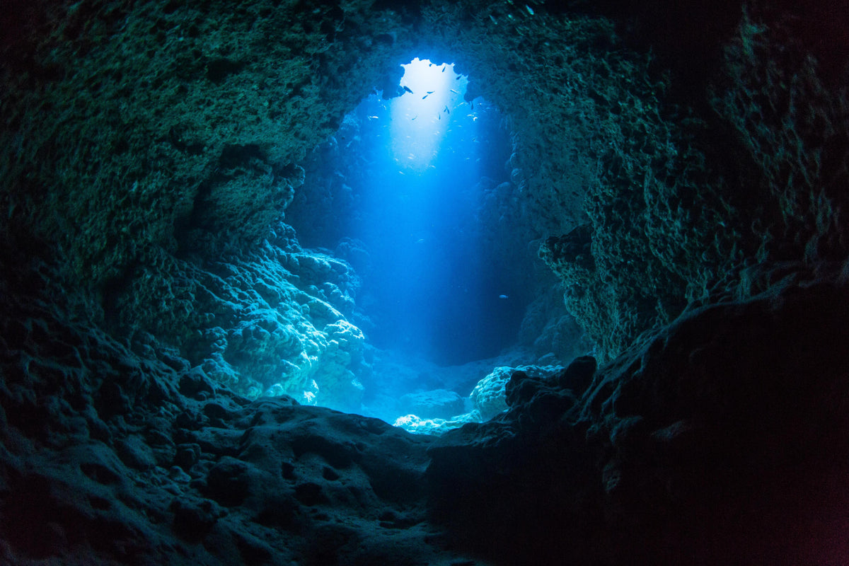 Spritzschutz-Sonnenstrahl in die Unterwasserhöhle