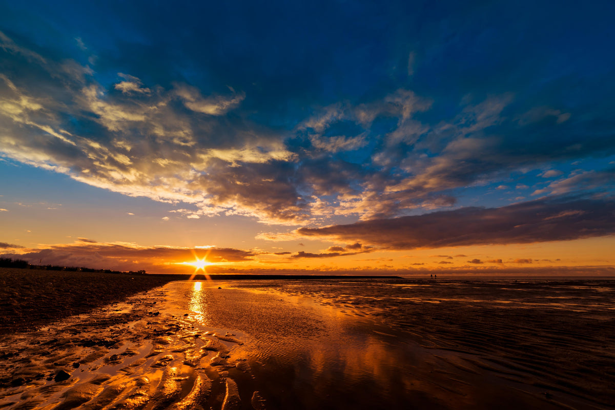 Spritzschutz-Sonnenuntergang an der Nordsee