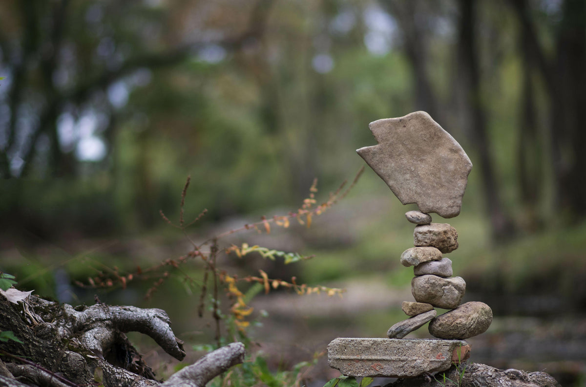 Spritzschutz-Turm aus Steinen im Wald