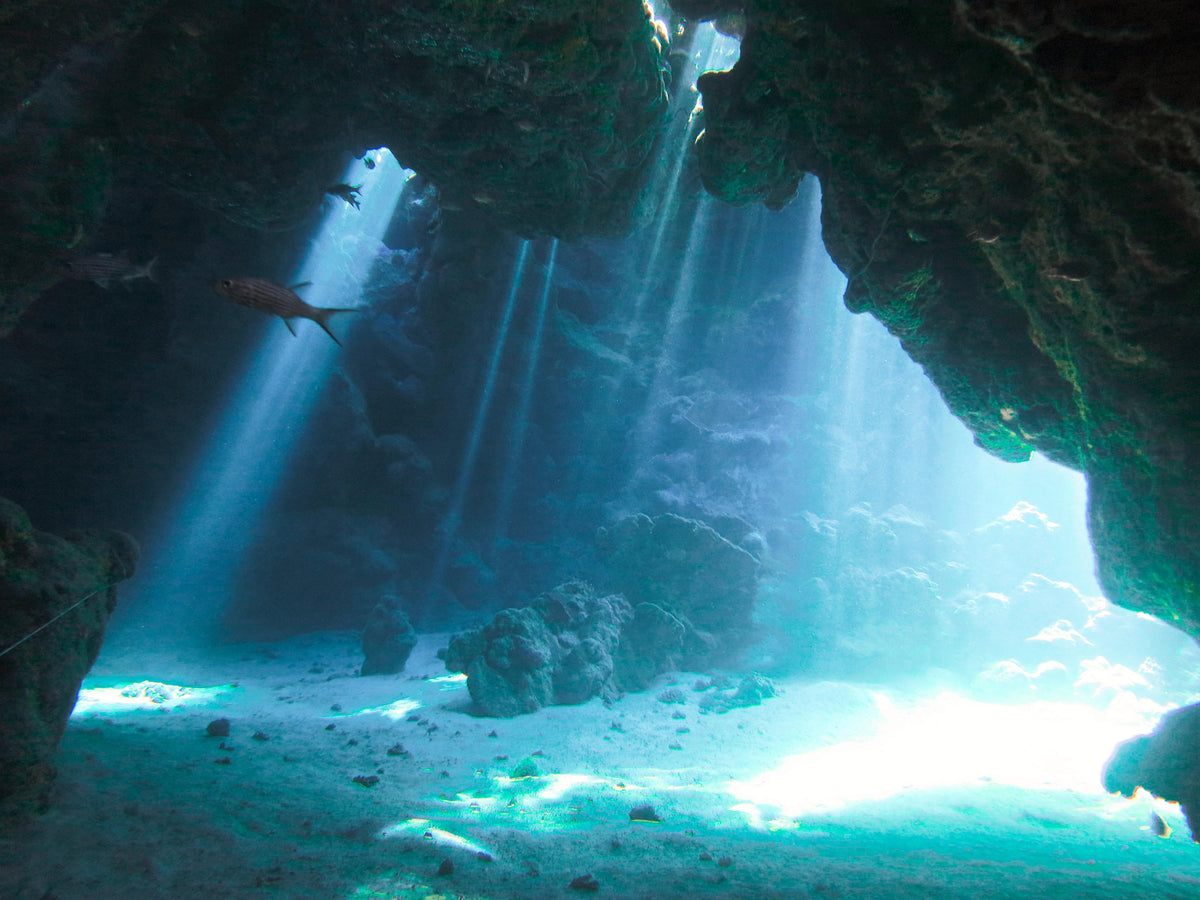 Spritzschutz-Unterwasserhöhle mit Sonnenstrahlen - Japan