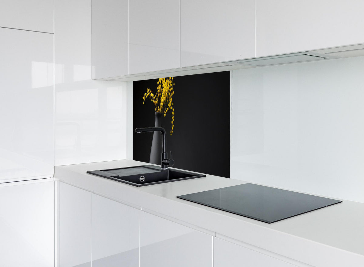 Spritzschutz - gelbe Blume auf der gräulichen Vase hinter modernem schwarz-matten Spülbecken in weißer Hochglanz-Küche