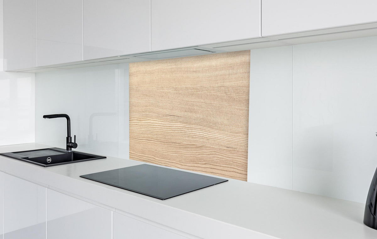 Spritzschutz - moderne Eiche Holztextur  in weißer Hochglanz-Küche hinter einem Cerankochfeld