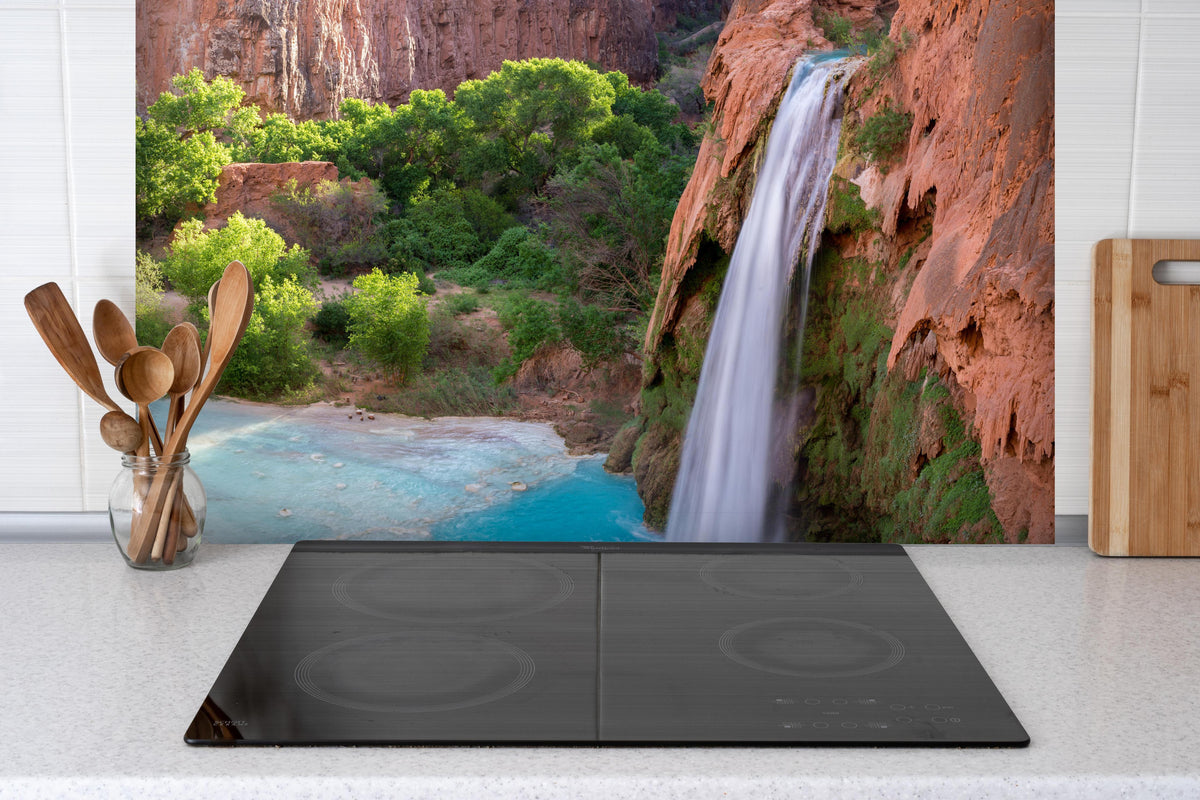 Spritzschutz - paradiesischer Anblick der Havasu Falls  hinter einem Cerankochfeld zwischen Holz-Kochutensilien
