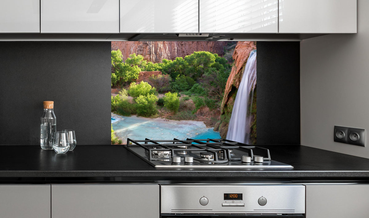 Spritzschutz - paradiesischer Anblick der Havasu Falls  an edler Anthrazit-Wand hinter silbernem Gasherd