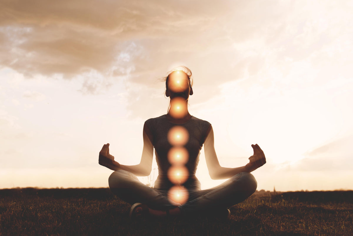 Spritzschutz-spirituelle Energie einer Frau beim Meditieren