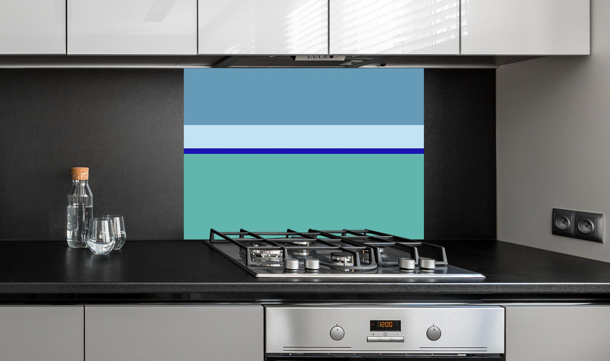 Spritzschutz - The Blues - Horizontal - Ocean hinter einem Cerankochfeld zwischen Holz-Kochutensilien

