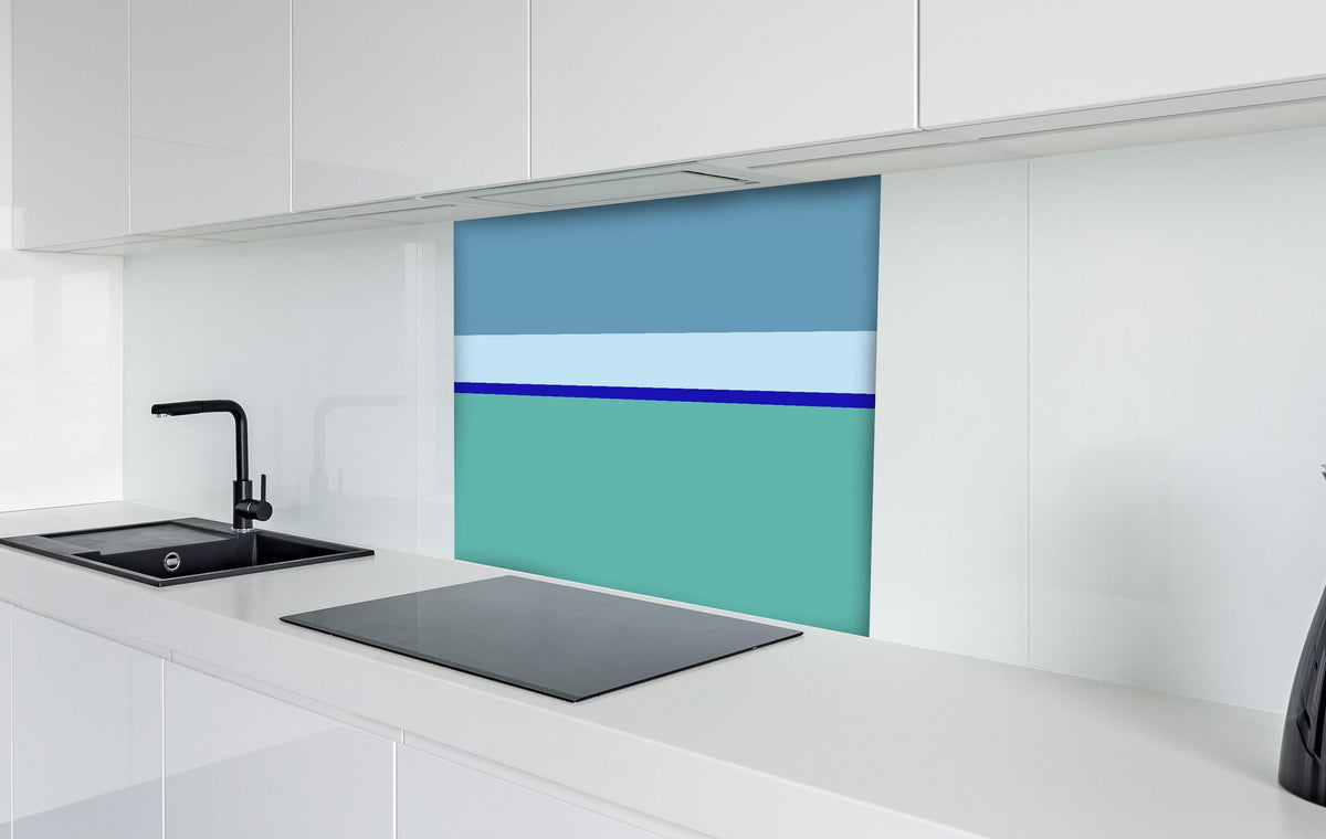 Spritzschutz - The Blues - Horizontal - Ocean hinter einem Cerankochfeld zwischen Holz-Kochutensilien
