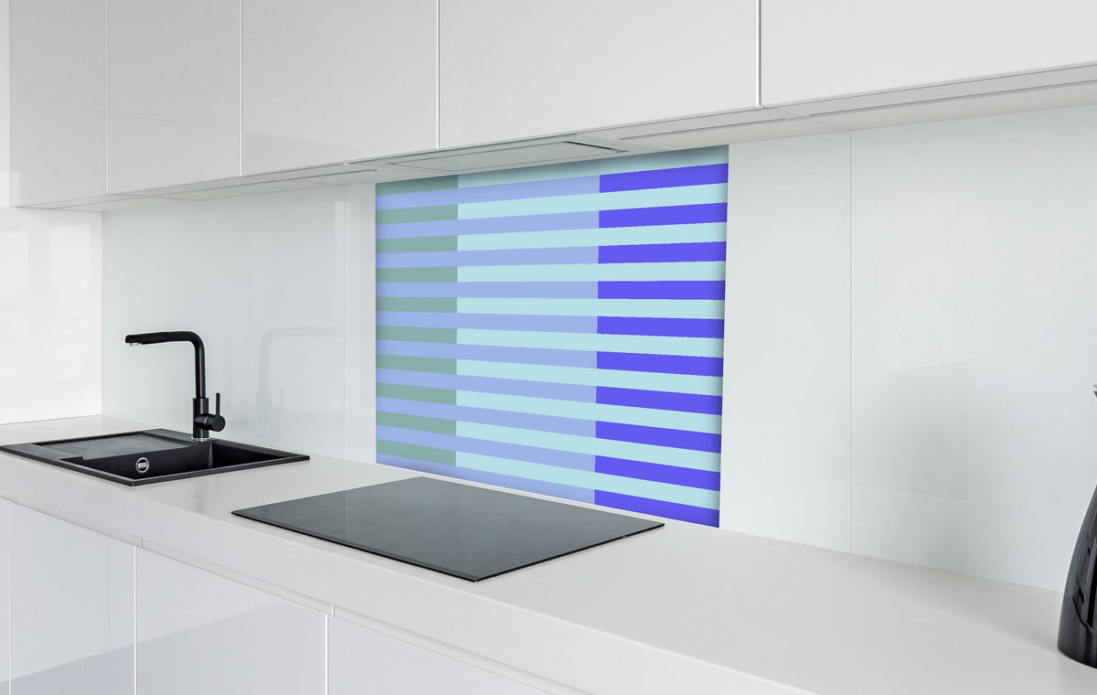 Spritzschutz - The Blues - Multy Stripes - Lavender hinter einem Cerankochfeld zwischen Holz-Kochutensilien
