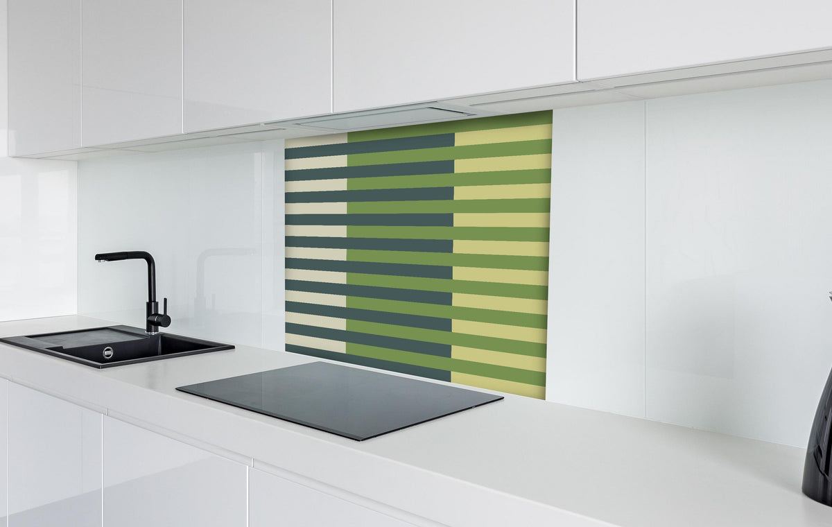 Spritzschutz - The Greens - Multy Stripes - Pistachio hinter einem Cerankochfeld zwischen Holz-Kochutensilien
