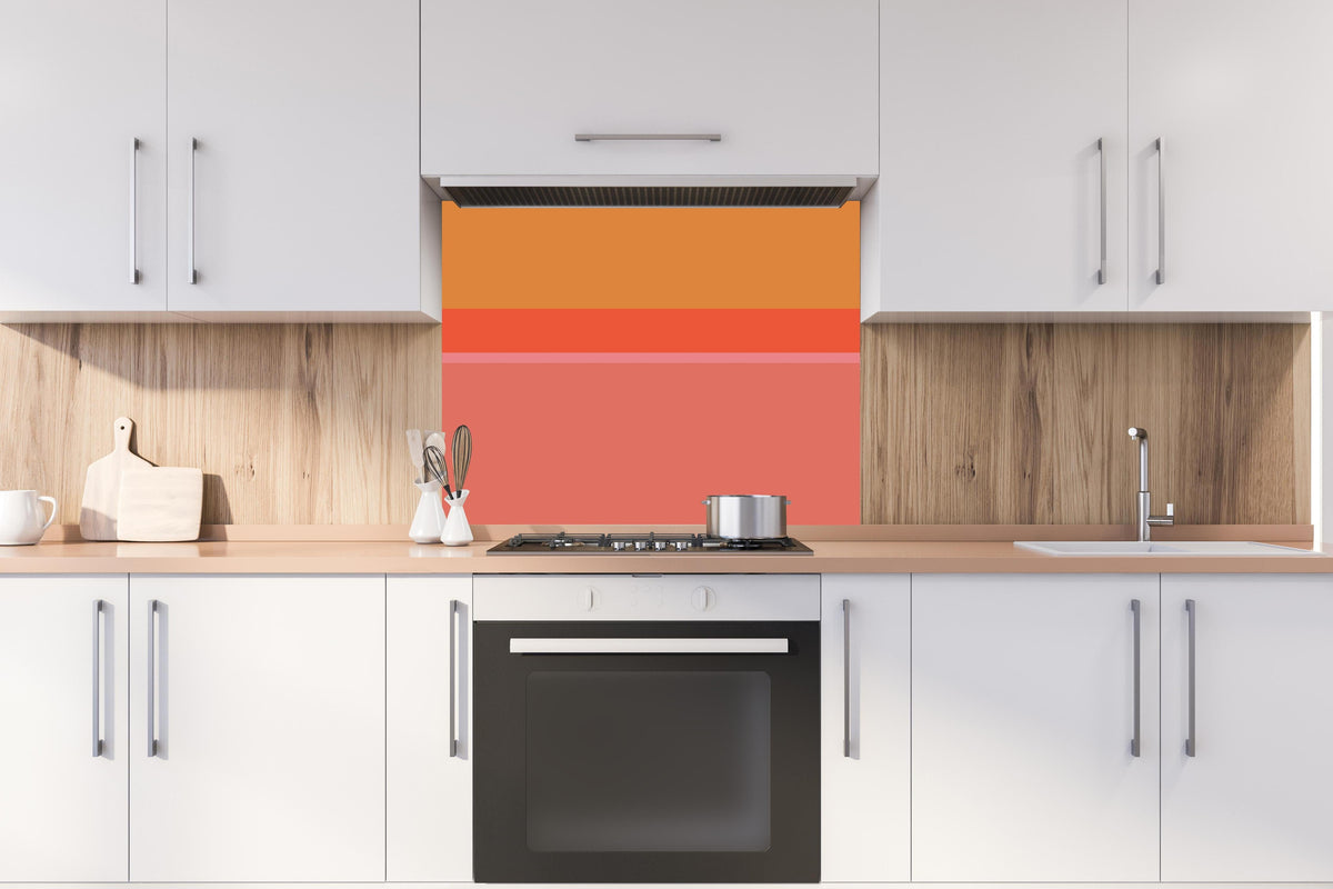 Spritzschutz - The Oranges - Horizontal - Salmon hinter einem Cerankochfeld zwischen Holz-Kochutensilien
