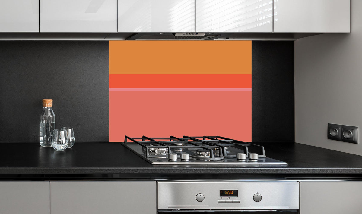 Spritzschutz - The Oranges - Horizontal - Salmon hinter einem Cerankochfeld zwischen Holz-Kochutensilien
