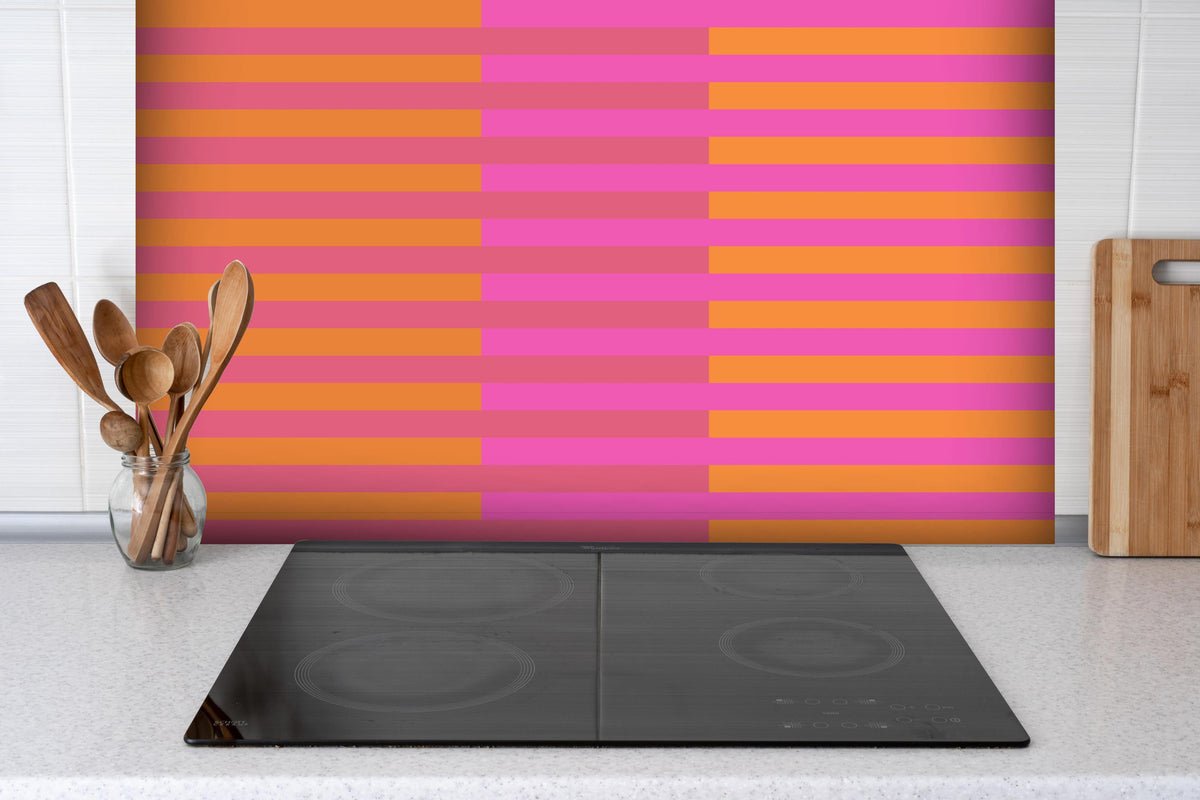 Spritzschutz - The Oranges - Multy Stripes - Fuchsia hinter einem Cerankochfeld zwischen Holz-Kochutensilien
